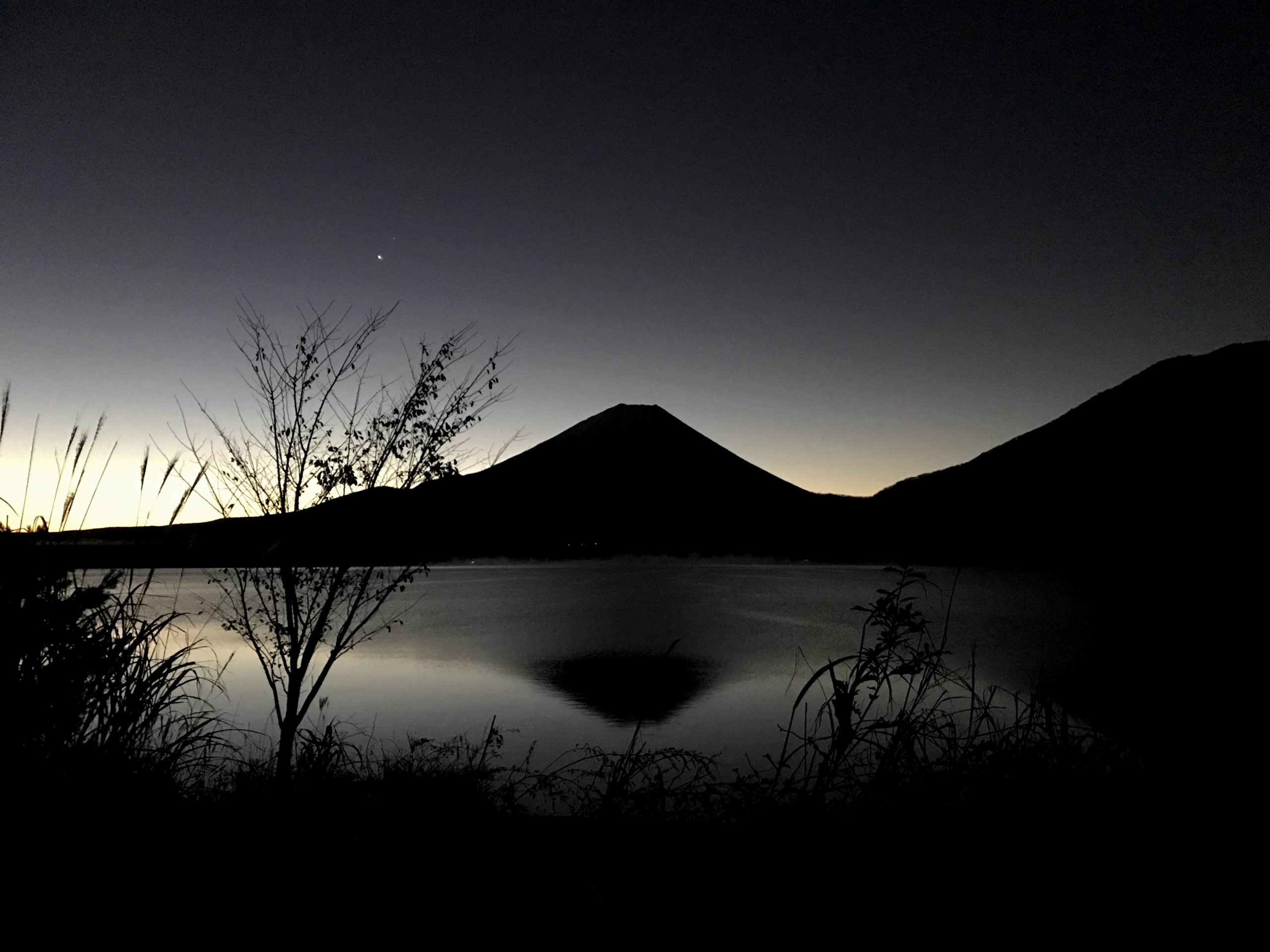 夜の本栖湖越しの富士山