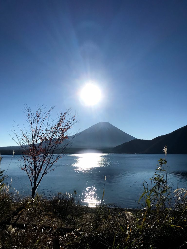 camp 本栖湖と富士山と太陽